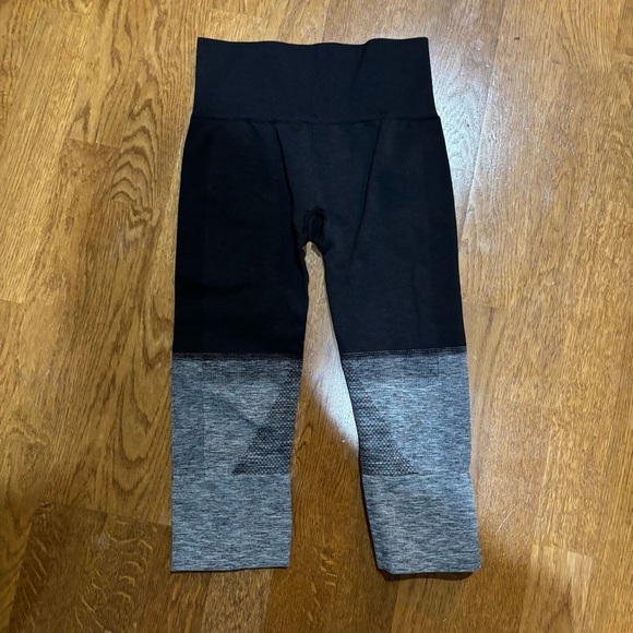 Lululemon Seamlessly Street Crop Yoga Leggings Black Gray Ombre Stretch Size 4 - Picture 3 of 11